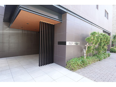 その他共用部　エントランスアプローチ　植栽がお迎えするエント