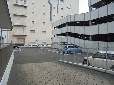 駐車場　敷地内駐車場は全て「平置き」。