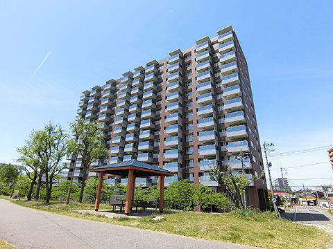 現地外観写真　落ち着いた住環境の中に佇むマンションです
