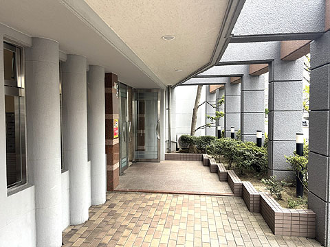 現地外観写真　エントランスアプローチ