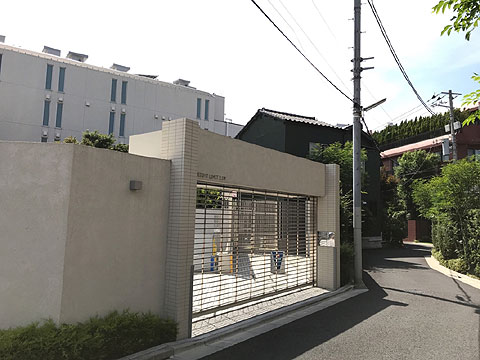 駐車場　駐車場入り口