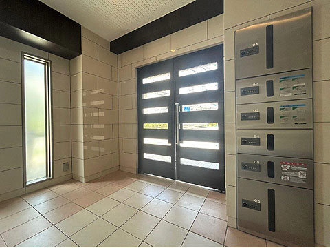 その他共用部　風除室　宅配ボックス　南東側から撮影