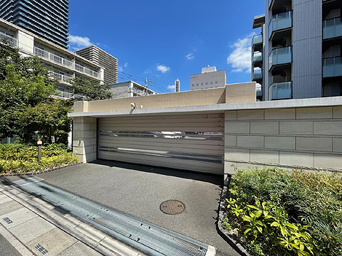 現地外観写真 駐車場入り口