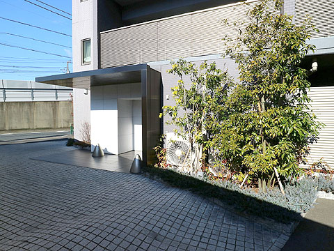 現地外観写真　都会的なクールさを持つエントランス外観