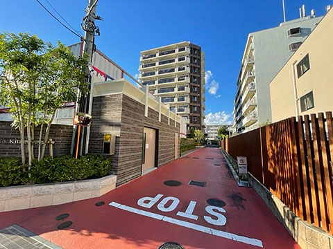 現地外観写真　駐車場入り口