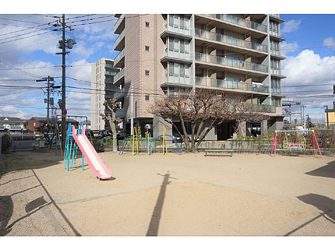 現地外観写真　老松町遊園からのマンション