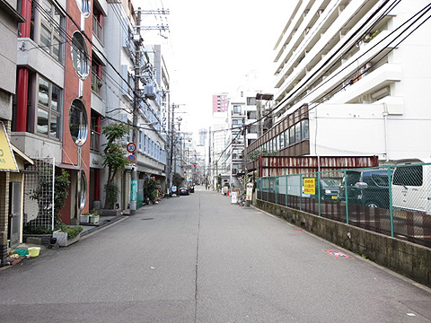 現地土地写真　前面道路は一方通行で静かです