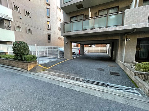 駐車場　駐車場入り口