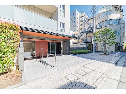 現地外観写真　エントランス前