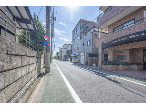 現地土地写真　西側道路です。 