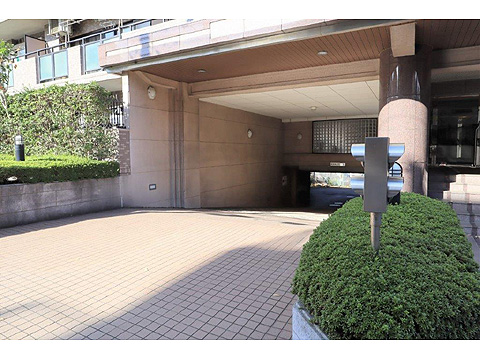エントランス　駐車場入り口