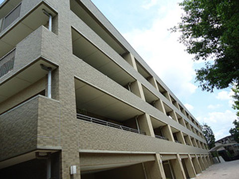 現地外観写真　建物外観〔南西側〕