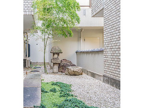 その他共用部　手入れの行き届いたマンション内吹き抜け
