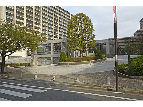 現地外観写真　外観含むエントランスアプローチ