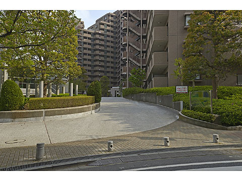 現地外観写真　外観含むエントランスアプローチ