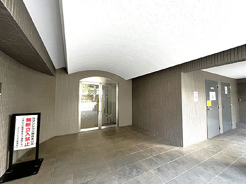 エントランス　アーチ天井が印象的な落ち着きある共用空間が、住