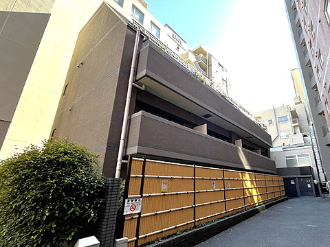 現地外観写真　周囲の街並みに溶け込み、洗練された建物外観。
