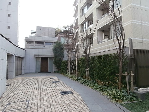 現地外観写真　建物アプローチ