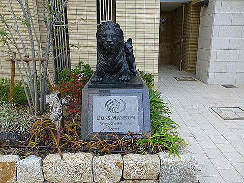 エントランス　ライオン像