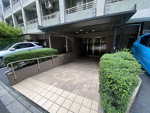 ロビー　緑豊かなアプローチと屋根付きのエントランス