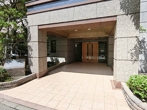 その他共用部　植栽の緑とモダンな雰囲気のエントランス