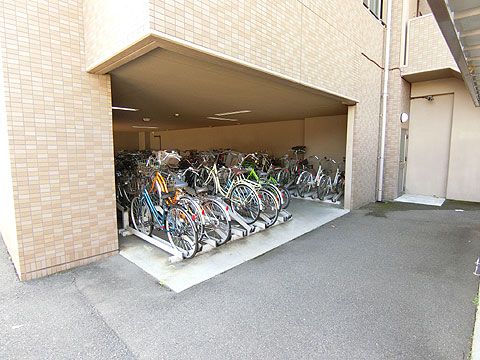 その他共用部　駐輪場はリサイクルラックがあり、整理されていま