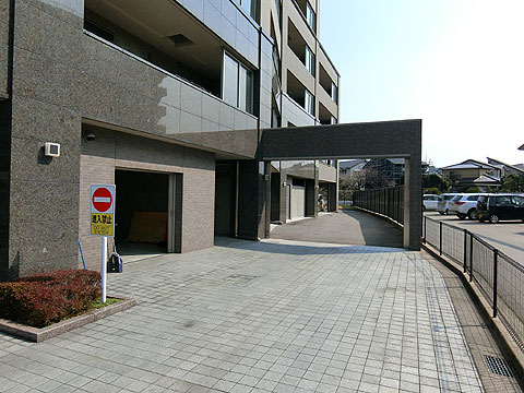 現地外観写真　駐車場出入り口にはシャッター付き