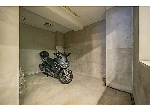 ロビー　バイク置き場