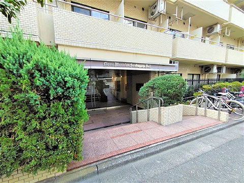 エントランス　スロープ付きのエントランスアプ