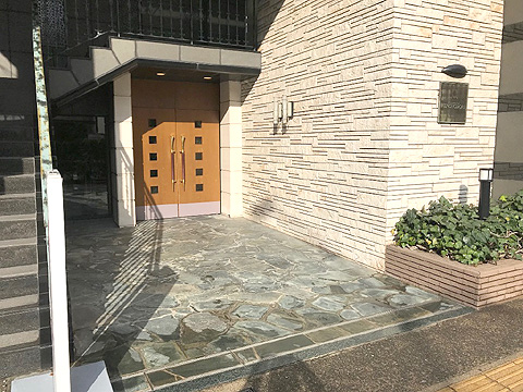 現地外観写真　正面玄関