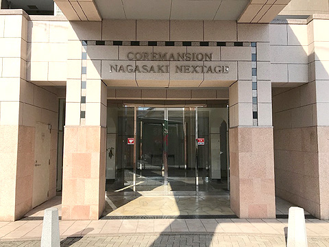 現地外観写真　正面玄関.