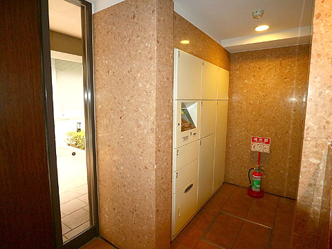 エントランス　不在時の荷物の受け取りに重宝する宅配ボックス