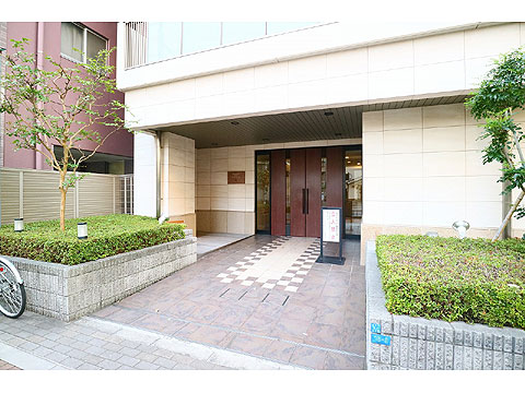 エントランス　通路両サイドには植栽があります。