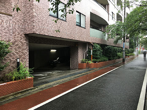 駐車場　駐車場入り口