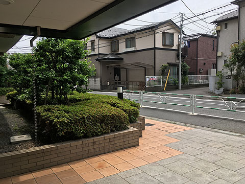 現地外観写真　敷地一部と前面道路