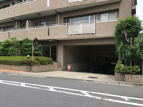 駐車場　駐車場入り口