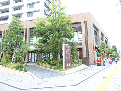 現地外観写真　敷地内商業施設外観