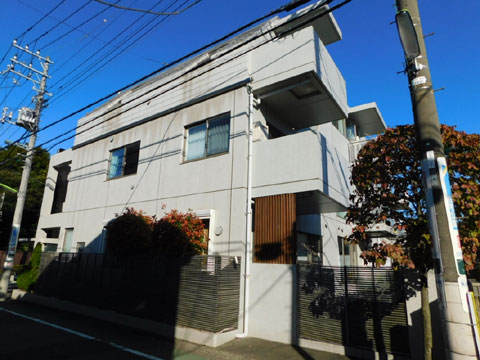 現地外観写真　第一種低層住居専用地域に佇む