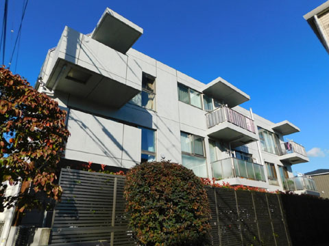 現地外観写真　地上３階建てのマンション