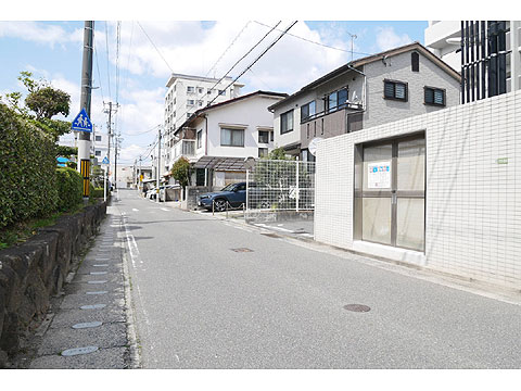 現地外観写真　前面道路