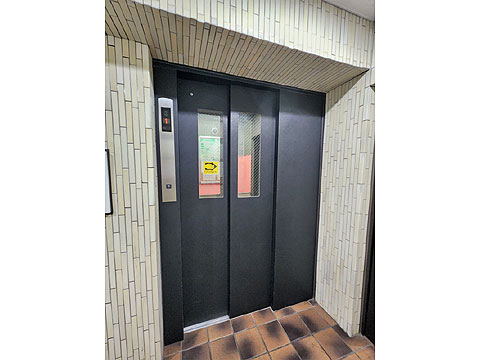 その他共用部　防犯窓のあるエレベーター