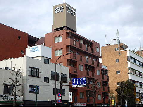 現地外観写真　お部屋は道路と反対側にございます