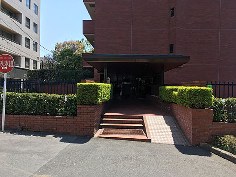 現地外観写真　エントランス正面