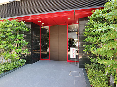 エントランス　エントランス前には『天の川』が植栽され、弁柄色