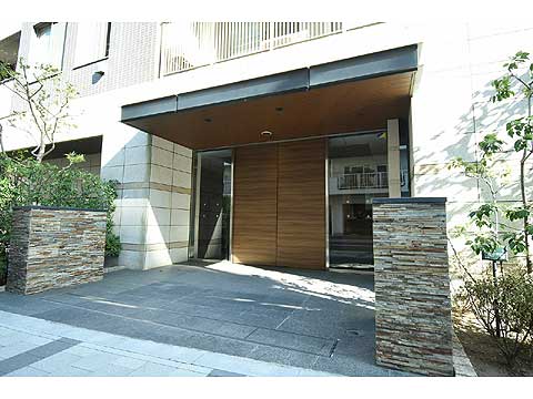 エントランス　住まう方を優雅にお出迎えする落ち着きのある門構