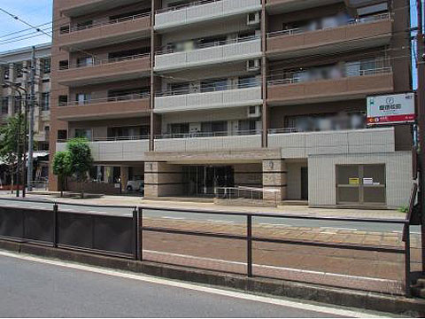 現地外観写真 エントランスから市電「慶徳校前」徒歩1分の立地