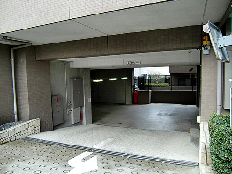 駐車場　駐車場入り口